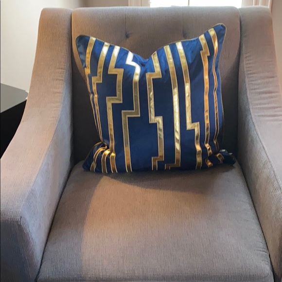 NWT Navy and Gold Velvet throw pillow - Picture 3 of 3